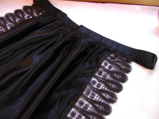 Exceptional apron in black satined silk with somptuous Chantilly lace