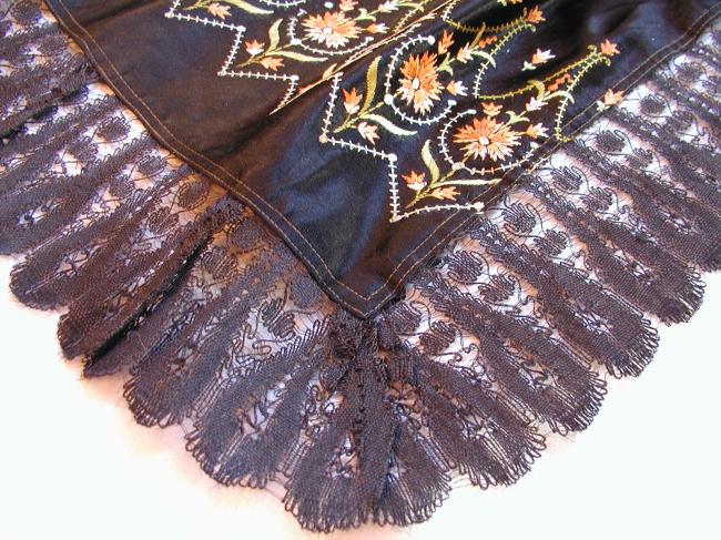 Exceptional apron in black satined silk with somptuous Chantilly lace