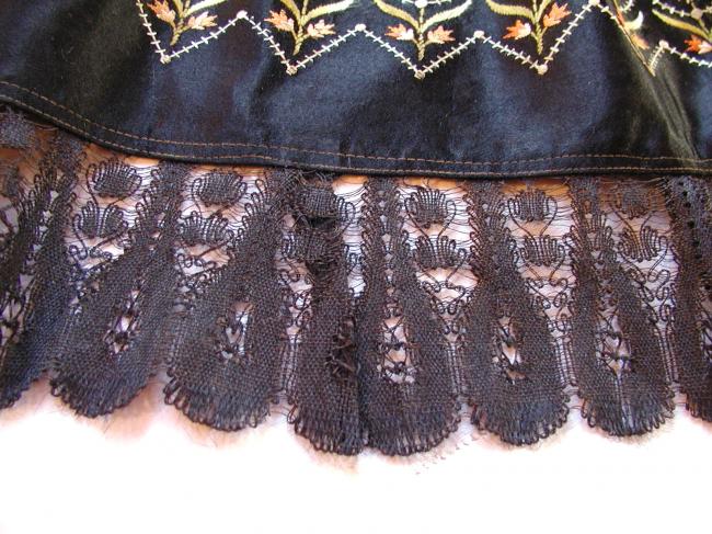 Exceptional apron in black satined silk with somptuous Chantilly lace