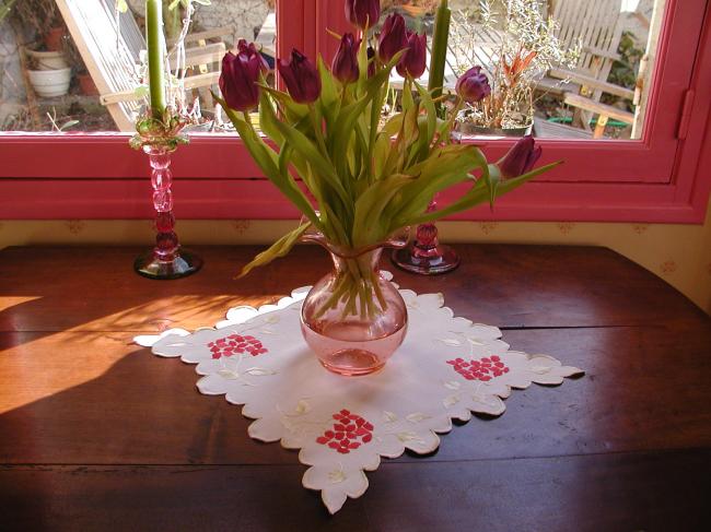 Très joli napperon ou centre de table brodé de fleurs d'hortensia