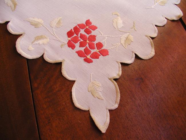 Très joli napperon ou centre de table brodé de fleurs d'hortensia