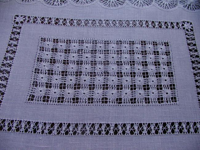 Très beau centre de table ajouré et dentelle de Ténériffe