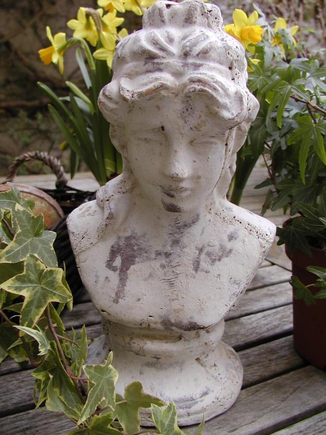 Romantique buste de jeune fille au chignon, façon pierre patinée à l'ancienne
