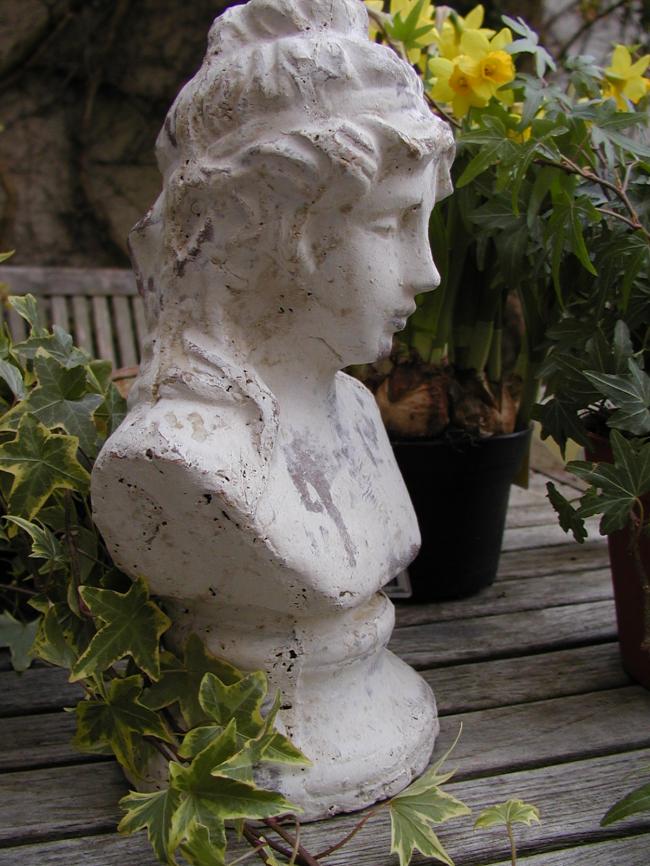 Romantique buste de jeune fille au chignon, façon pierre patinée à l'ancienne