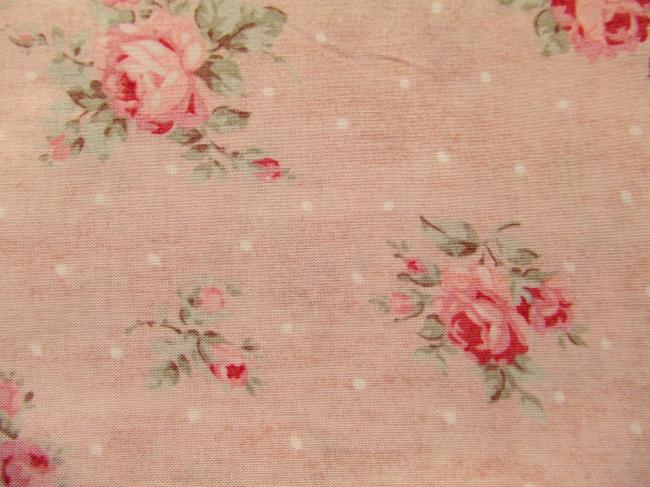 Coupon de coton à fond vieux rose nuagé & petits pois, motif de roses(Lecien)