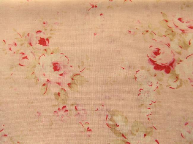 Coupon de coton à fond vieux rose, motif de roses aux couleurs fânées(Lecien)
