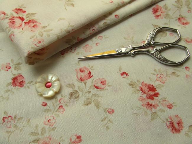 Coupon de coton à fond écru et ses petites roses coupées en volutes (Lecien)