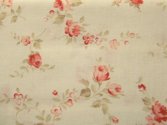 Coupon de coton à fond écru et ses petites roses coupées en volutes (Lecien)
