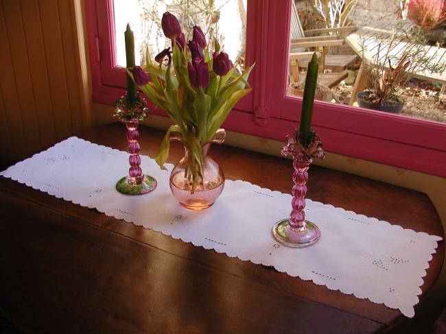 Superbe chemin de table brodé de fleurs de lilas et broderie anglaise
