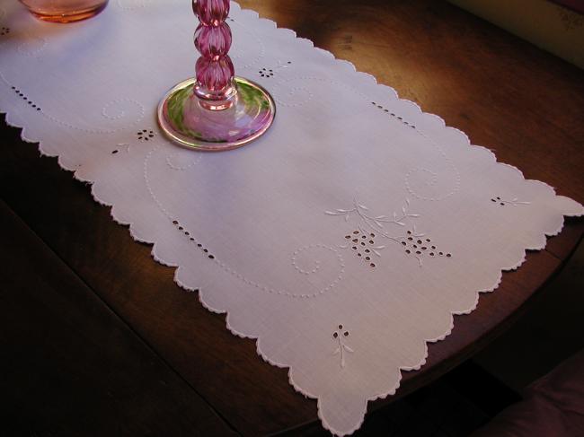 Superbe chemin de table brodé de fleurs de lilas et broderie anglaise