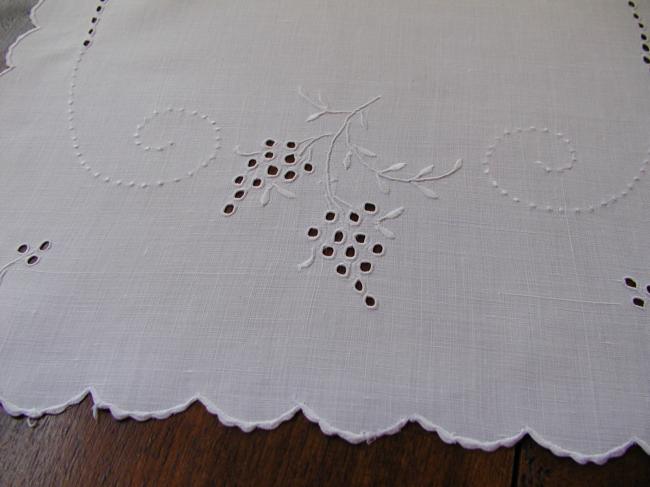 Superbe chemin de table brodé de fleurs de lilas et broderie anglaise