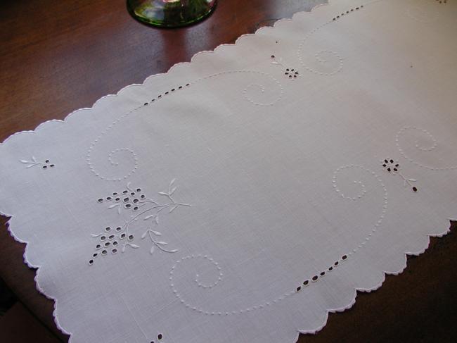 Superbe chemin de table brodé de fleurs de lilas et broderie anglaise