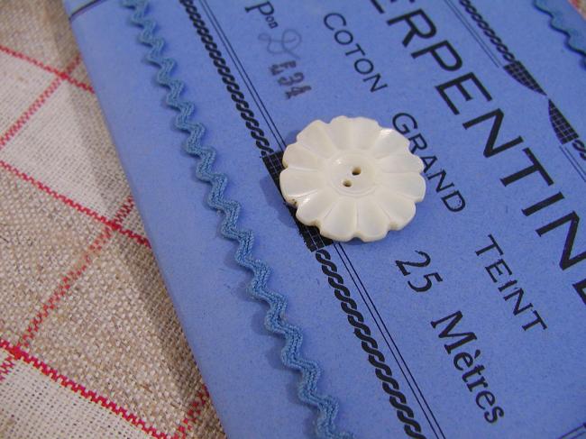Très joli galon croquet  ancien de couleur bleu azur (4mm)
