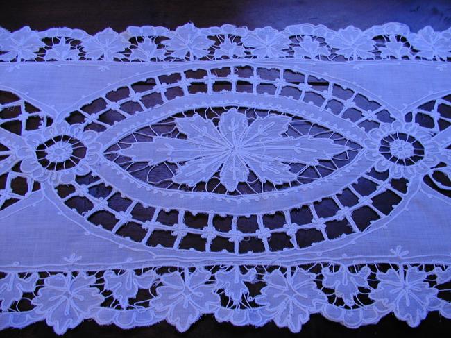 Exceptional table runner in batiste of linen with gorgeous Cornely embroidery