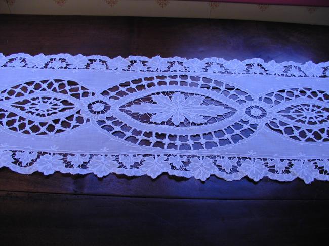 Exceptional table runner in batiste of linen with gorgeous Cornely embroidery
