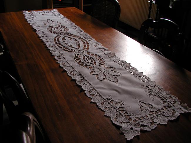 Exceptional table runner in batiste of linen with gorgeous Cornely embroidery