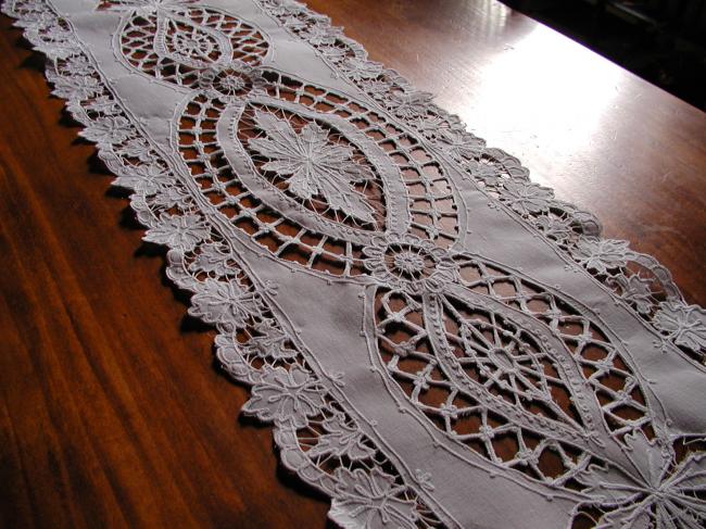 Exceptional table runner in batiste of linen with gorgeous Cornely embroidery