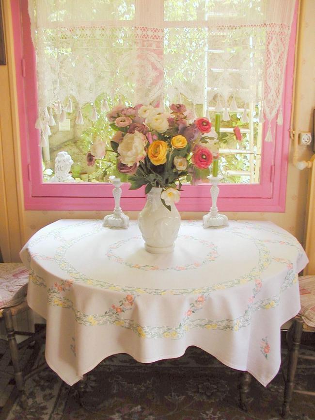 Coup de coeur pour cette nappe richement brodée de perceneige & primevères