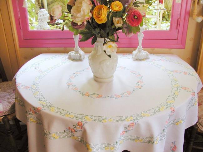 Coup de coeur pour cette nappe richement brodée de perceneige & primevères