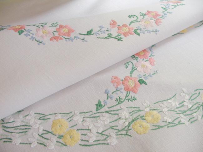 Coup de coeur pour cette nappe richement brodée de perceneige & primevères