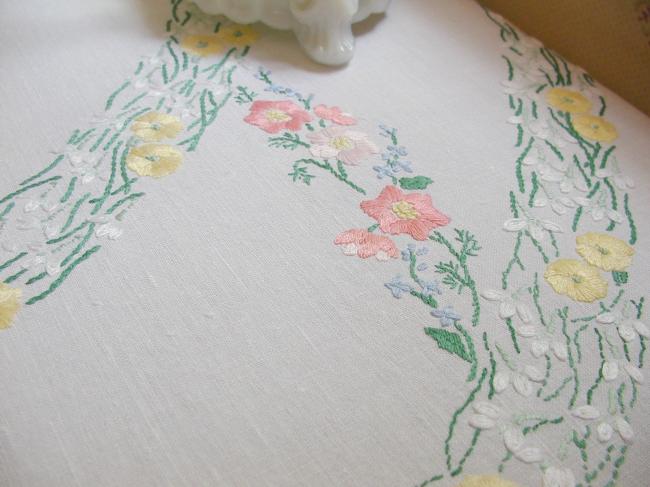 Coup de coeur pour cette nappe richement brodée de perceneige & primevères
