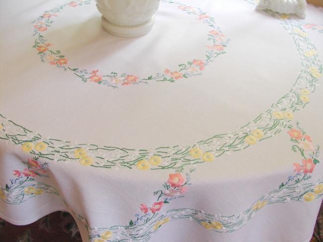 Coup de coeur pour cette nappe richement brodée de perceneige & primevères