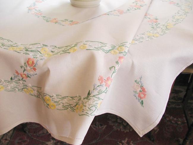 Coup de coeur pour cette nappe richement brodée de perceneige & primevères