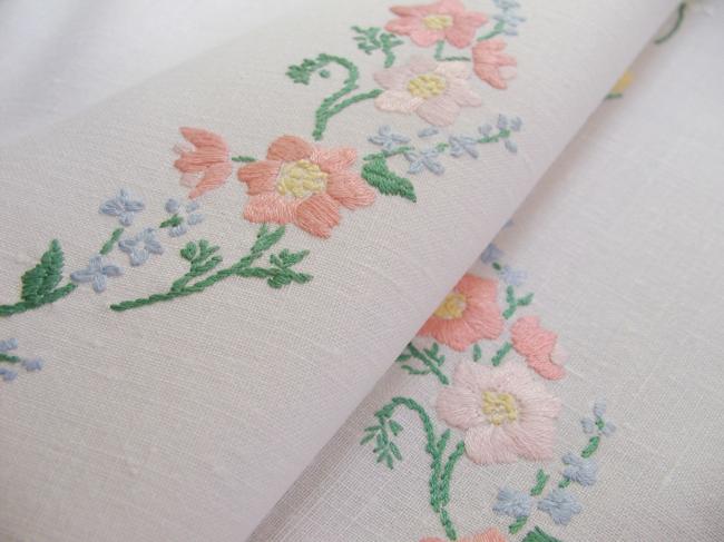 Coup de coeur pour cette nappe richement brodée de perceneige & primevères