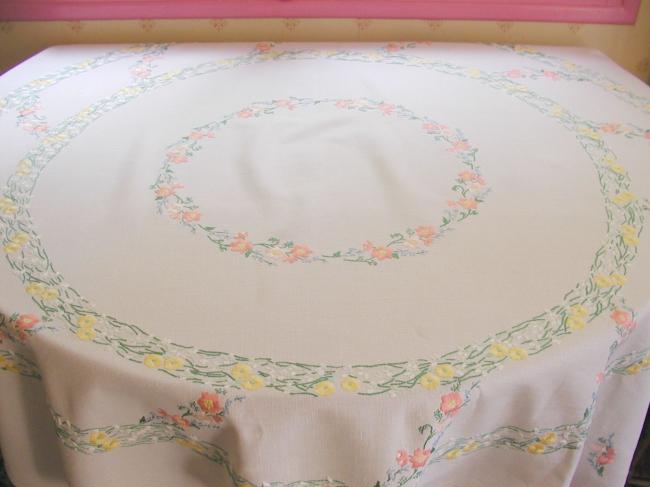 Coup de coeur pour cette nappe richement brodée de perceneige & primevères