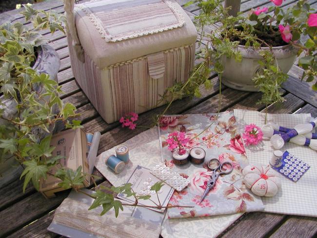 Jolie boîte à couture en lin naturel et petites rayures agrémentée de dentelle