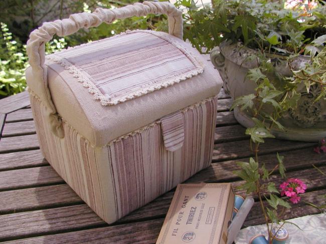 Jolie boîte à couture en lin naturel et petites rayures agrémentée de dentelle