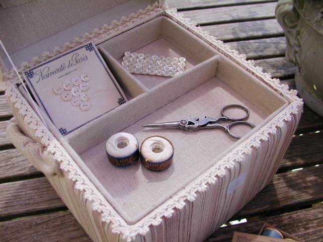Jolie boîte à couture en lin naturel et petites rayures agrémentée de dentelle