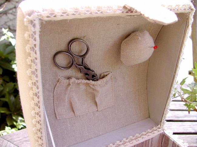 Jolie boîte à couture en lin naturel et petites rayures agrémentée de dentelle
