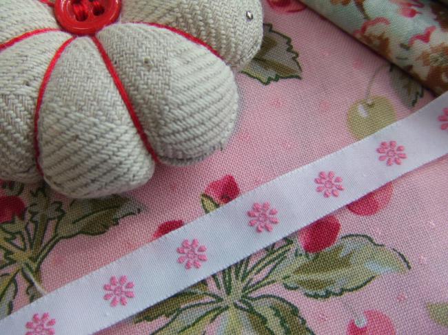 Joli ruban en coton blanc tissé de petites marguerites roses (11mm)