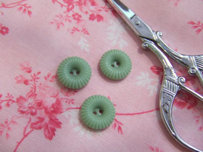 Lot de 6 petits boutons anciens en pate de verre, vert Amande en puits, 12mm