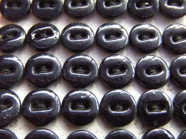 Lot de 6 petits boutons bombés en pate de verre, couleur noir, 2 trous,10mm