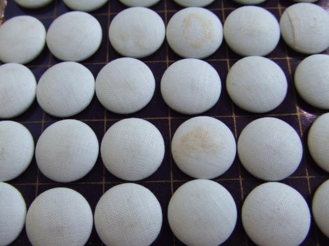 Carte de 36  boutons 'bombés' en pur fil de lin blanc, Elliott & Sons, 15mm