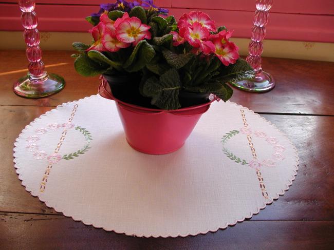 Très grâcieux centre de table ovale brodé de fleurs roses
