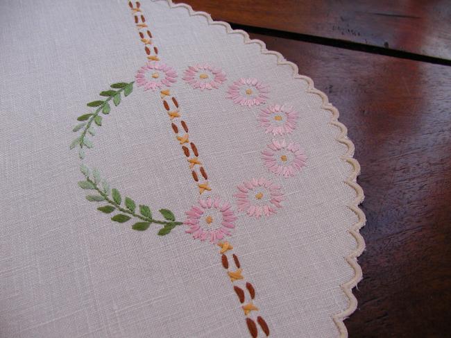 Very pretty oval table centre with pink flowers