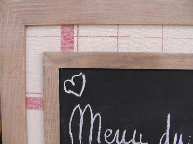 Adorable mémo en bois avec ardoise encadrée d'un décor torchon à l'ancienne