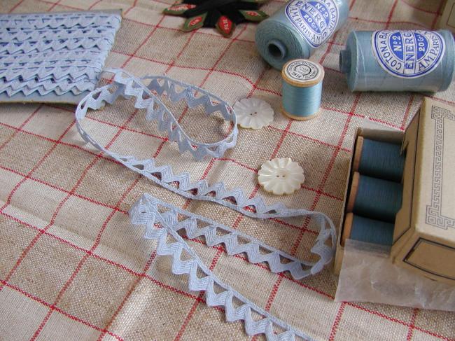 Joli  ancien galon croquet  à pied en coton de couleur bleu ciel (13mm)