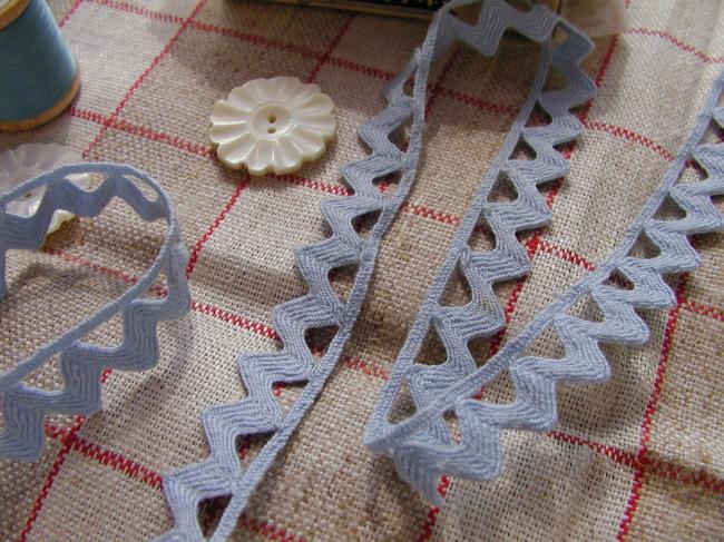 Joli  ancien galon croquet  à pied en coton de couleur bleu ciel (13mm)