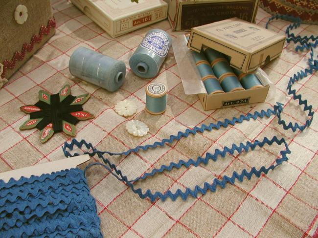 Très joli ancien galon croquet de couleur Bleu Canard (10mm)
