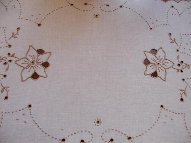Charming traycloth ou table centre in  hand made Madeira embroidery