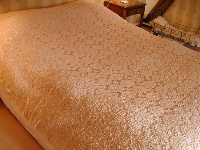 So romantic  and large bedspread whith hand made crochet lace