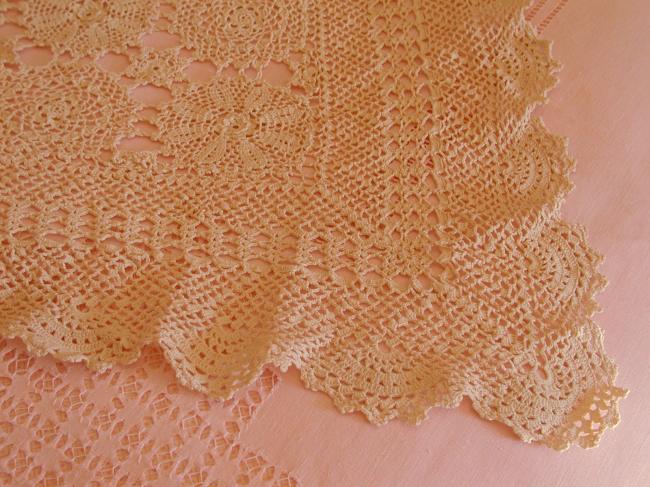 So romantic  and large bedspread whith hand made crochet lace