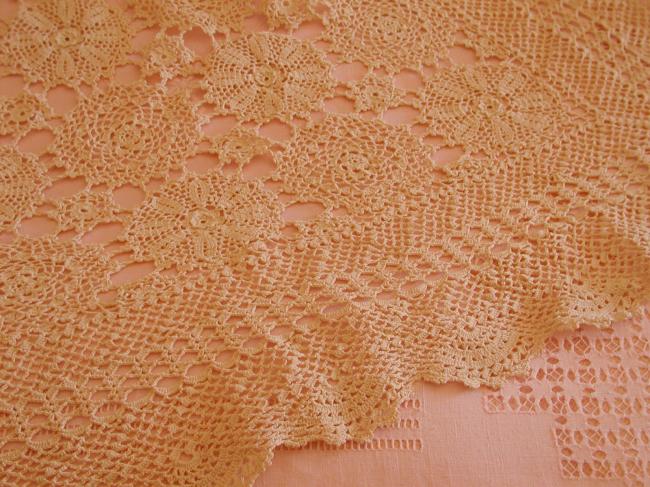 So romantic  and large bedspread whith hand made crochet lace