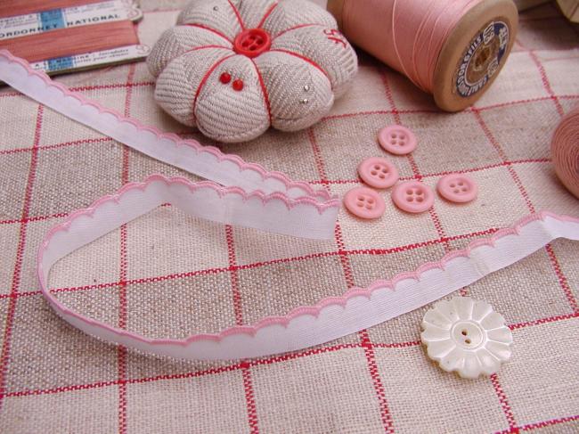 Adorable ancien ruban en coton blanc très fin à feston rose 1950 (largeur 10mm)