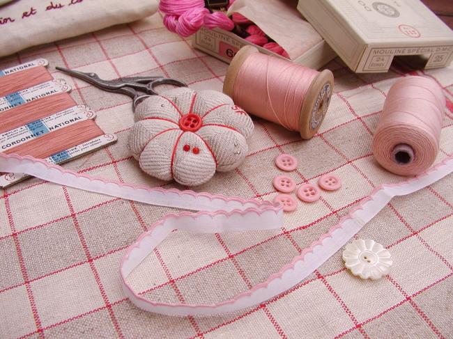 Adorable ancien ruban en coton blanc très fin à feston rose 1950 (largeur 10mm)