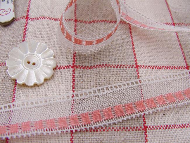 Charmante dentelle ancienne blanche et motif rose saumoné (16mm)